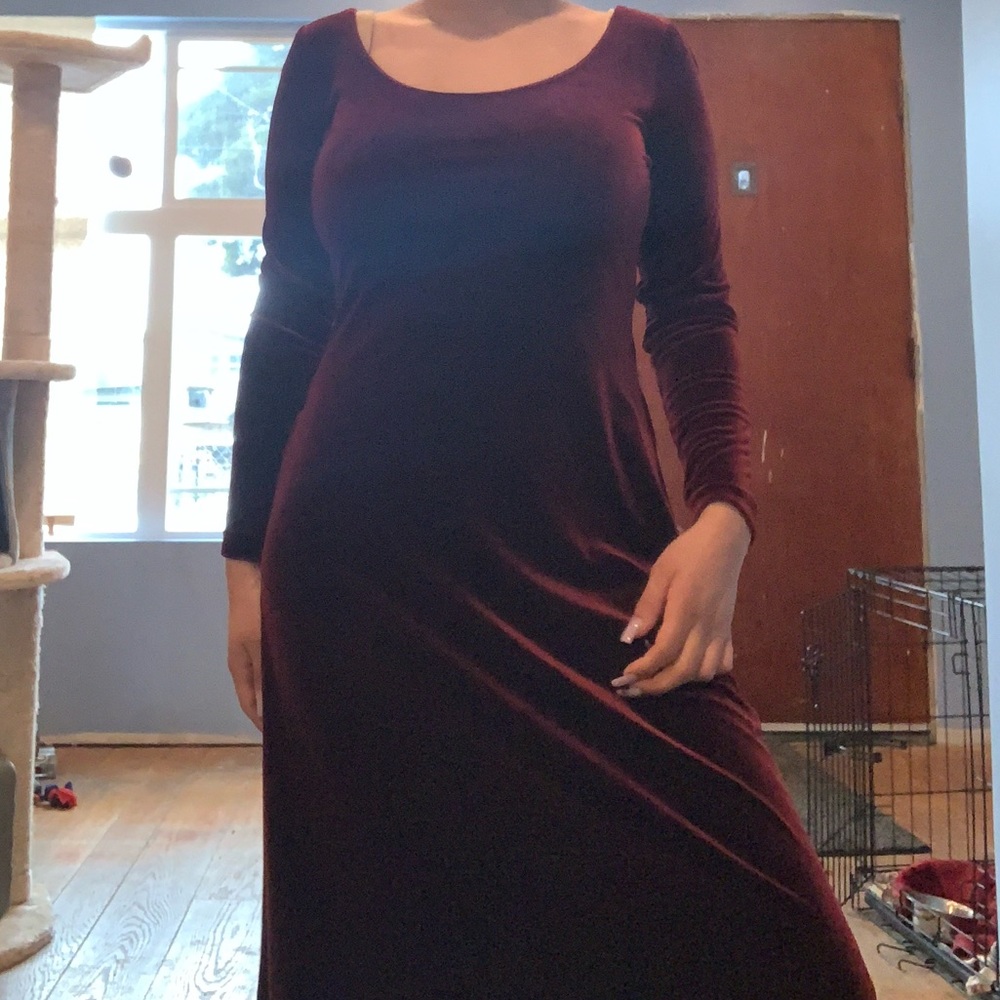 Floor length burgundy dress 🍷